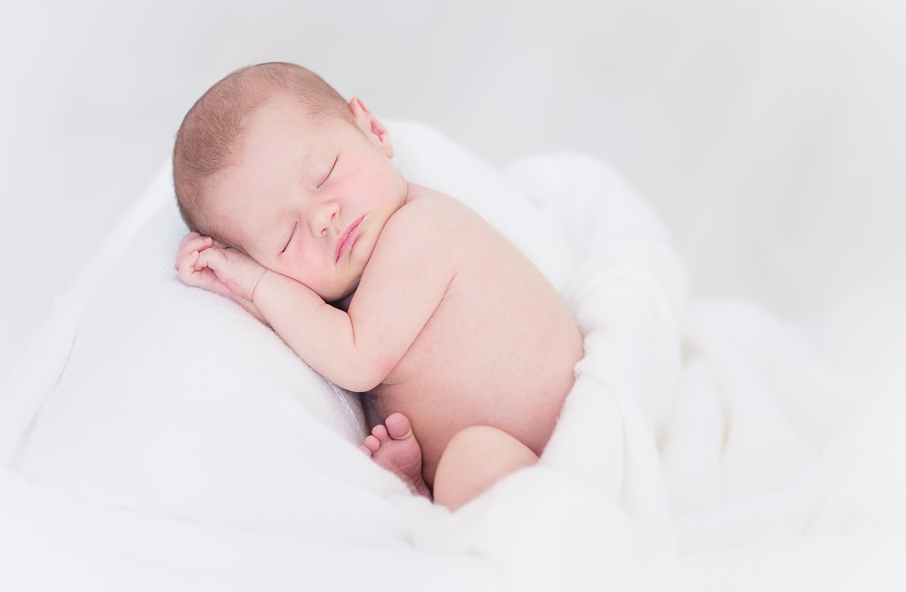 Vous pouvez annoncer la naissance de bébé avec une belle photo attendrissante.