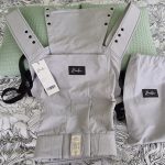 Le porte bébé Rookie Premium gris clair est parfait pour se promener avec bébé.