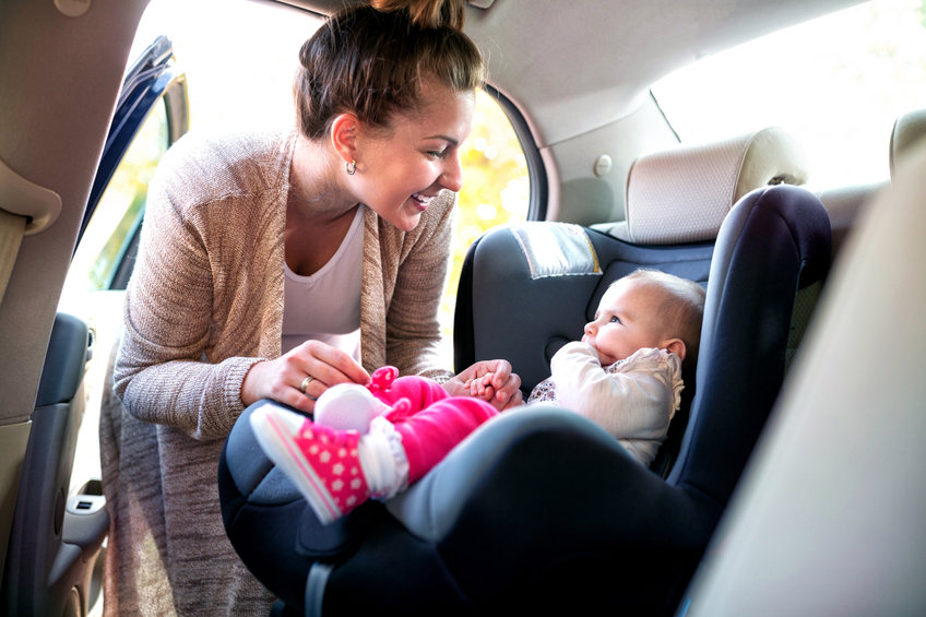 Le bébé dans la voiture est dans son siège auto.