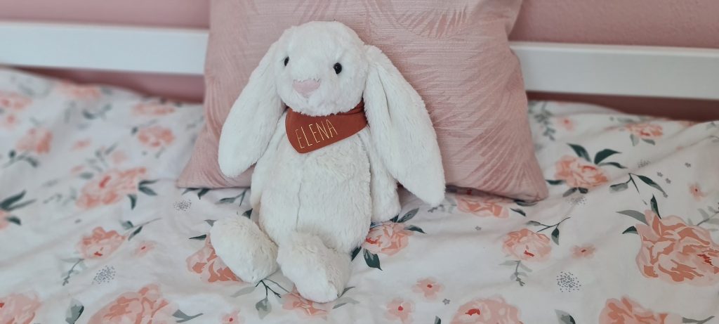 Le doudou lapin Petit Picotin personnalisable a un bandeau.