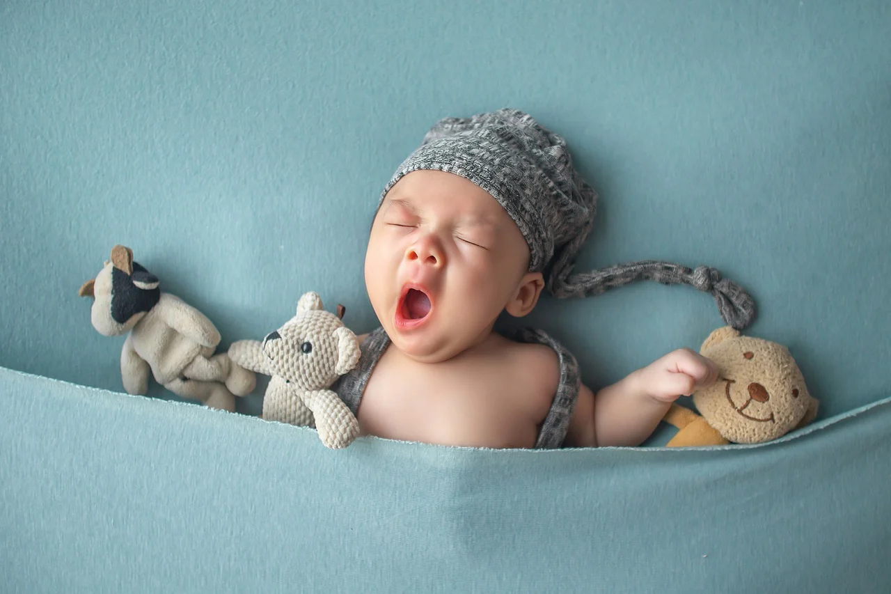 Ce bébé a sommeil et baille.