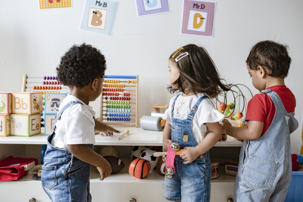 Ces 3 enfants sont en train de jouer ensemble.