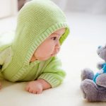 Il est possible d'éveiller un enfant avec une peluche.