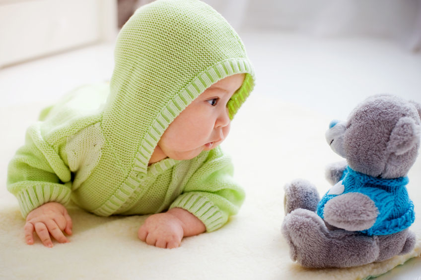 Il est possible d'éveiller un enfant avec une peluche.