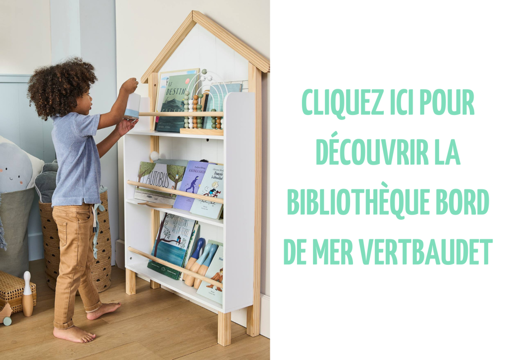 Ce présentoir à livres Vertbaudet à la forme d'un cabanon de plage.