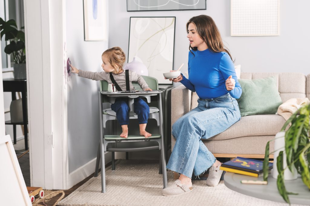 Cette chaise haute pour bébé Kinderkraft se prénomme LIVY & CALMEE.