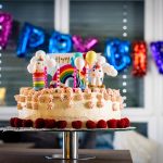 Le gâteau est important pour la décoration d'anniversaire d'un enfant.