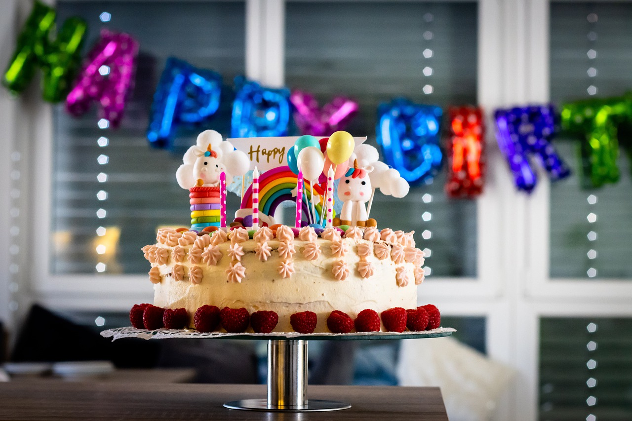Le gâteau est important pour la décoration d'anniversaire d'un enfant.