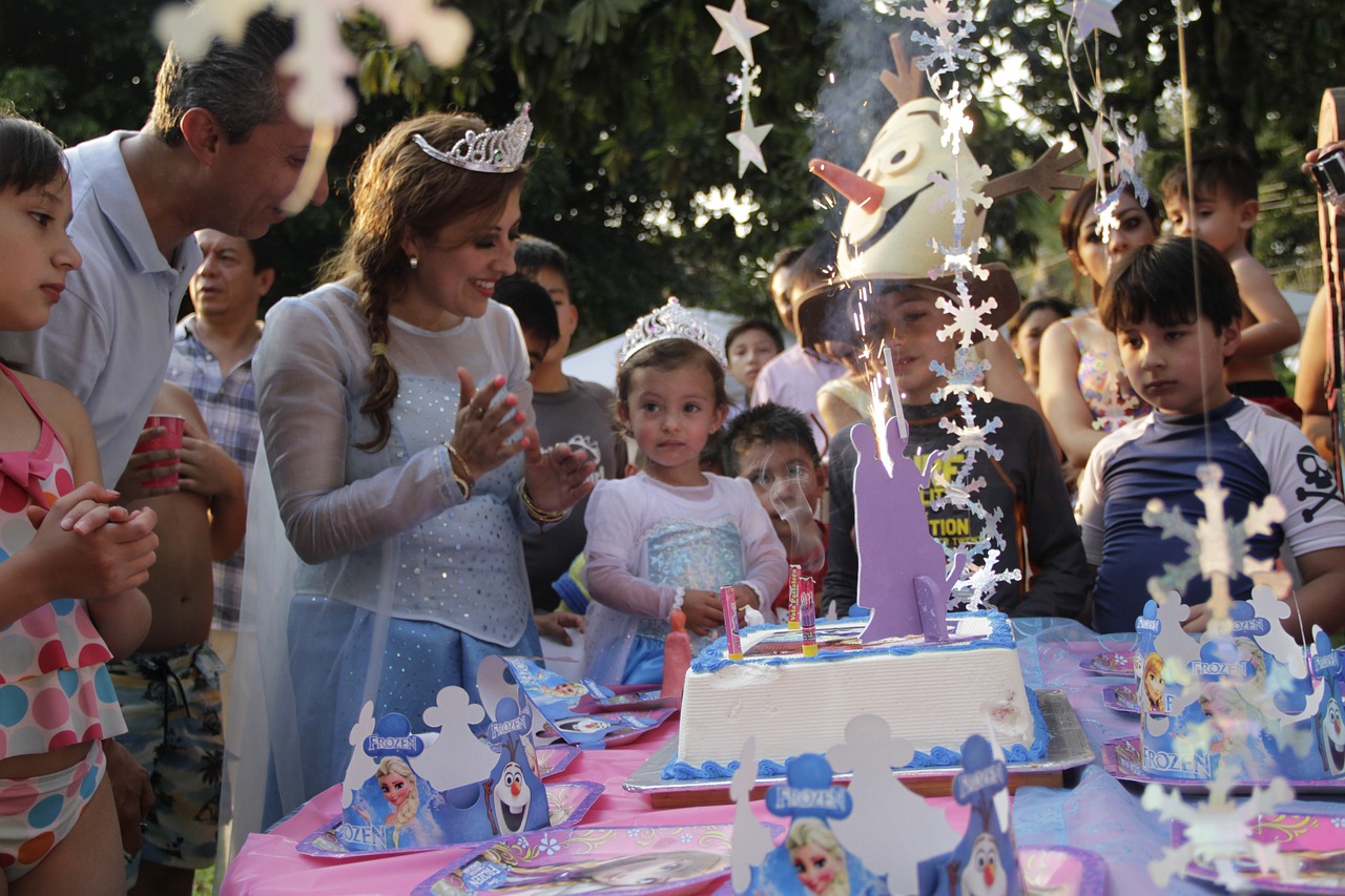 Cette fête d'anniversaire pour enfant est sur le thème de la reine des neiges.