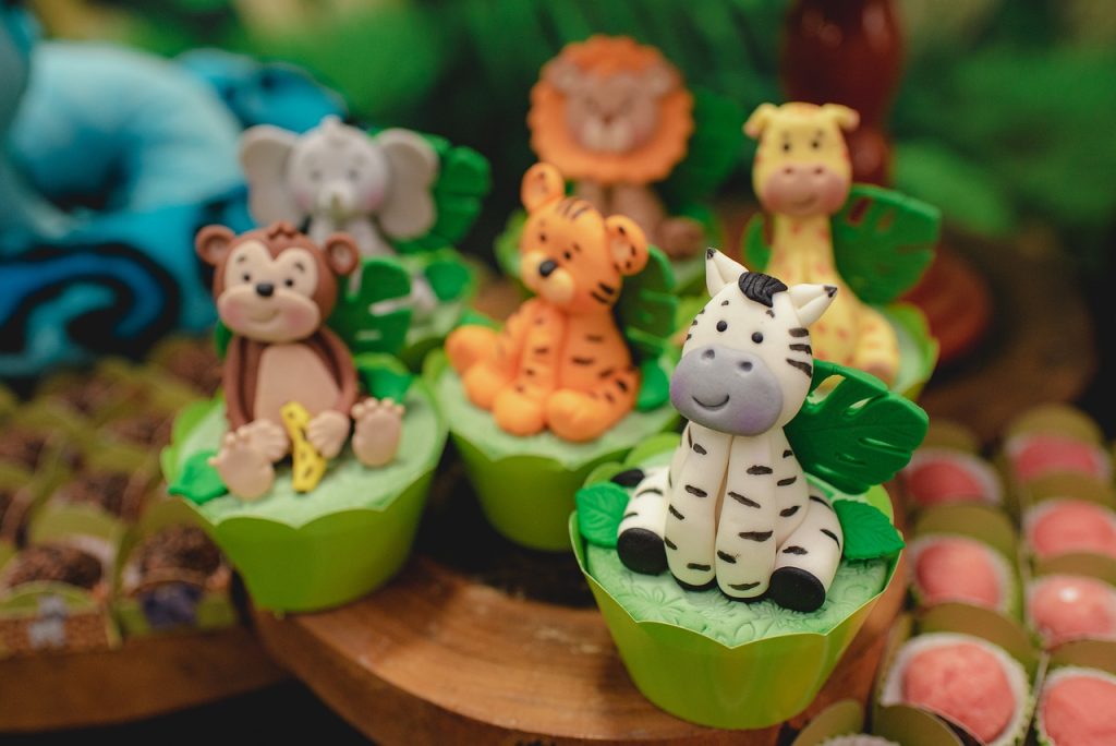Ces gâteaux d'anniversaire ont d'adorables petits animaux de la jungle comme décoration.