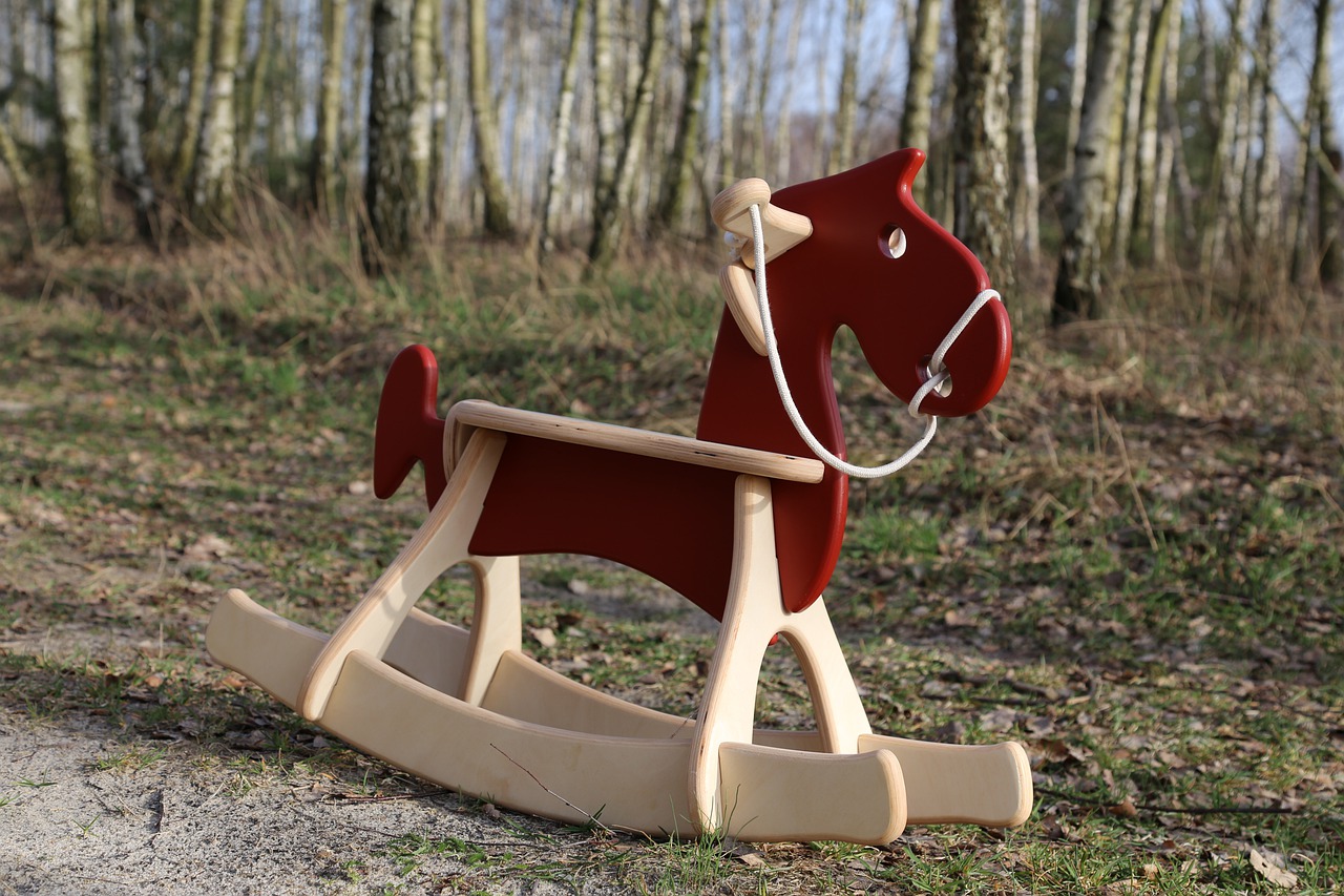 Ce cheval à bascule est fait en bois.