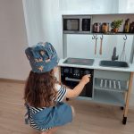 La cuisine en bois jouet Klein a un micro-ondes.