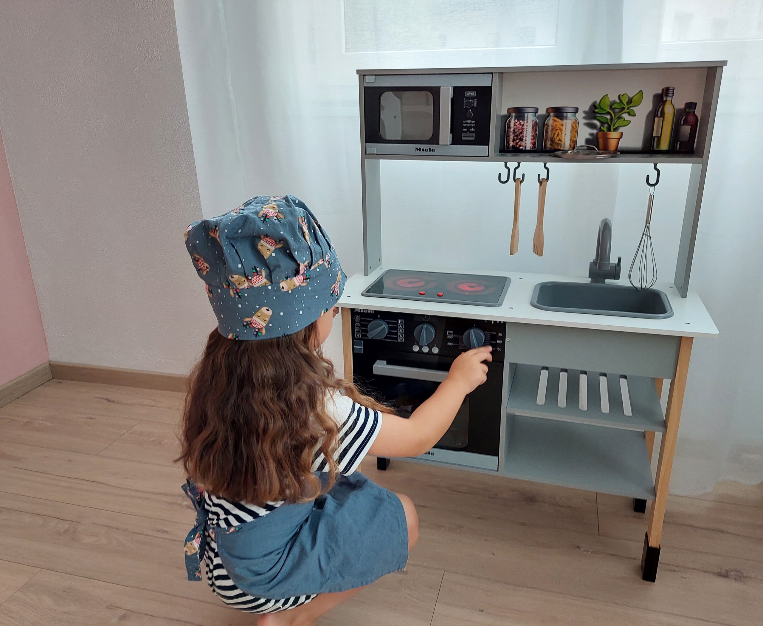 La cuisine en bois jouet Klein a un micro-ondes.