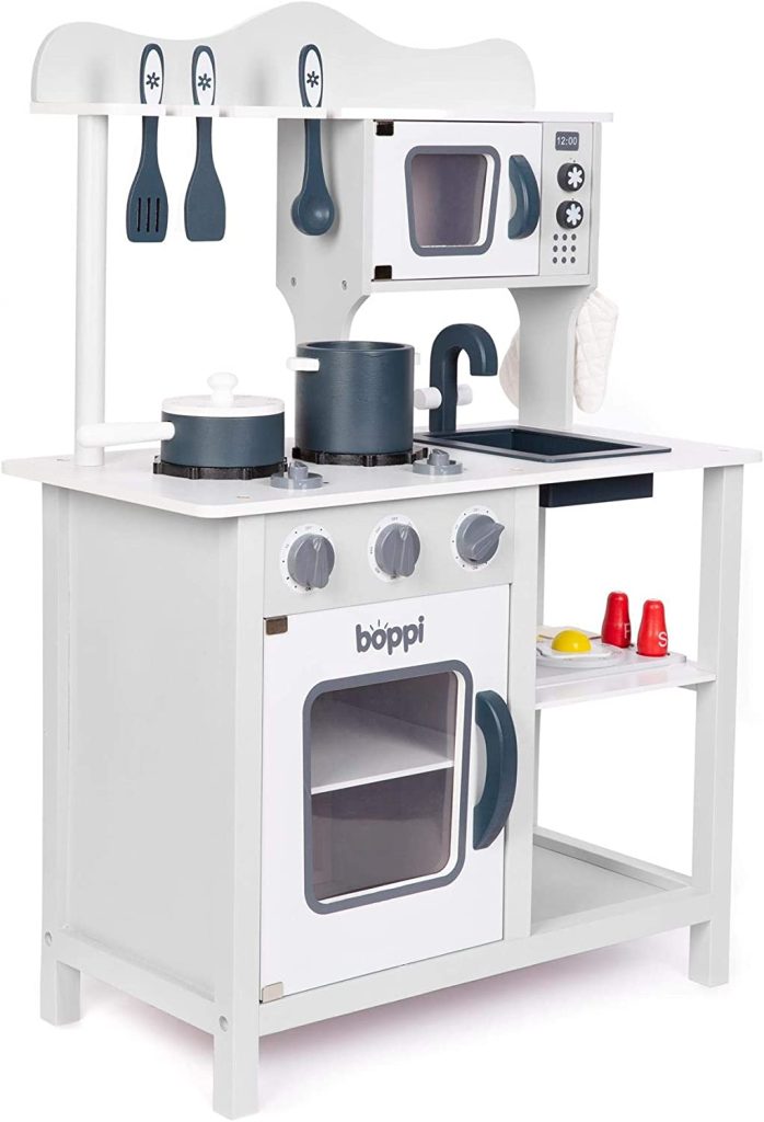 La cuisine jouet Boppi est blanche et grise.