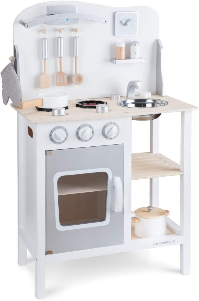 La cuisine New Classic Toys blanche est un jouet en bois pour enfant.