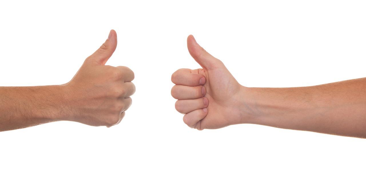 Le langage des signes utilise les doigts des mains pour communiquer.