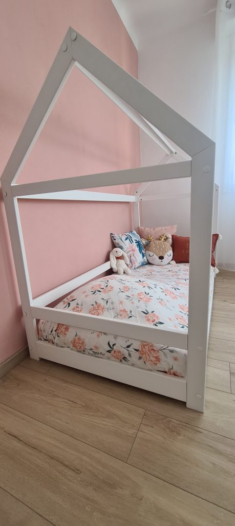 Ce lit cabane pour enfant est blanc.