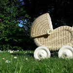Cette poussette pour poupon est un landau en osier.