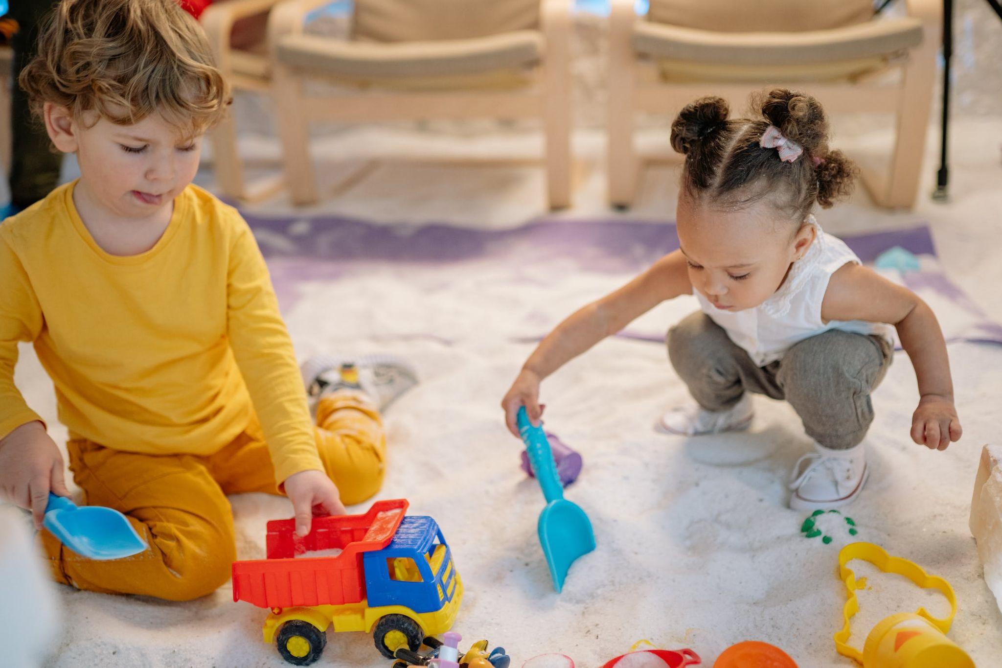 Ces enfants sont en train de jouer avec du sable.