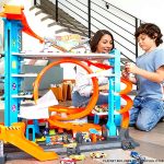 Ce garage hot wheels a un mega looping au centre.
