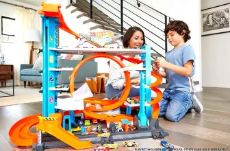 Ce garage hot wheels a un mega looping au centre.