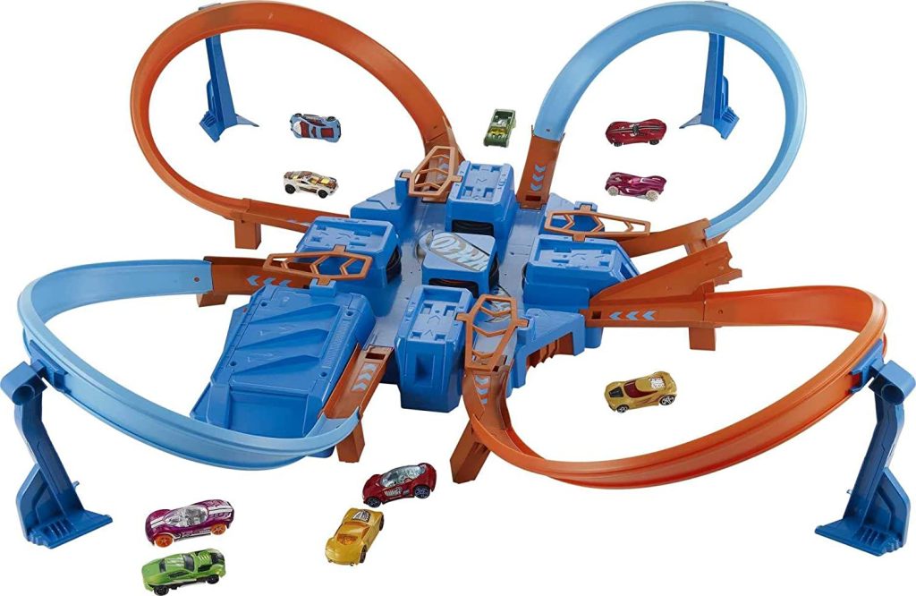 Ce jouet Hot Wheels Intersection Collision représente un circuit avec des voitures.