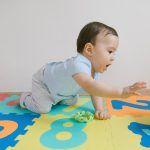 Ce tapis de sol pour bébé comporte des chiffres.