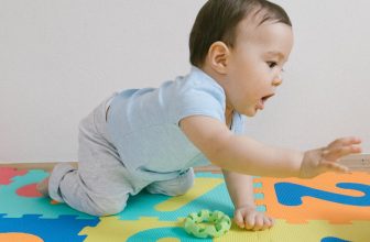 Ce tapis de sol pour bébé comporte des chiffres.