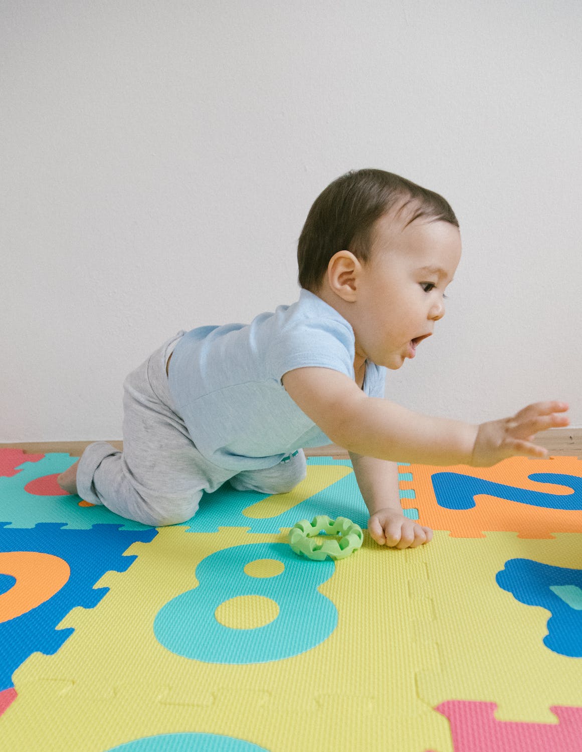 Ce tapis de sol pour bébé comporte des chiffres.