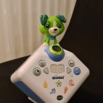 Cette boite à histoires Storikid est bleue et verte.