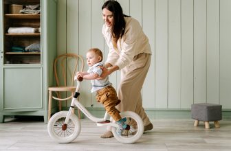Cet enfant est sur un vélo sans pédale.