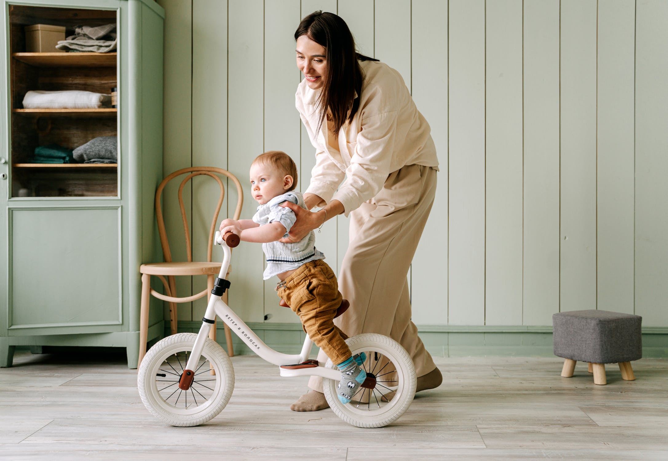 Cet enfant est sur un vélo sans pédale.