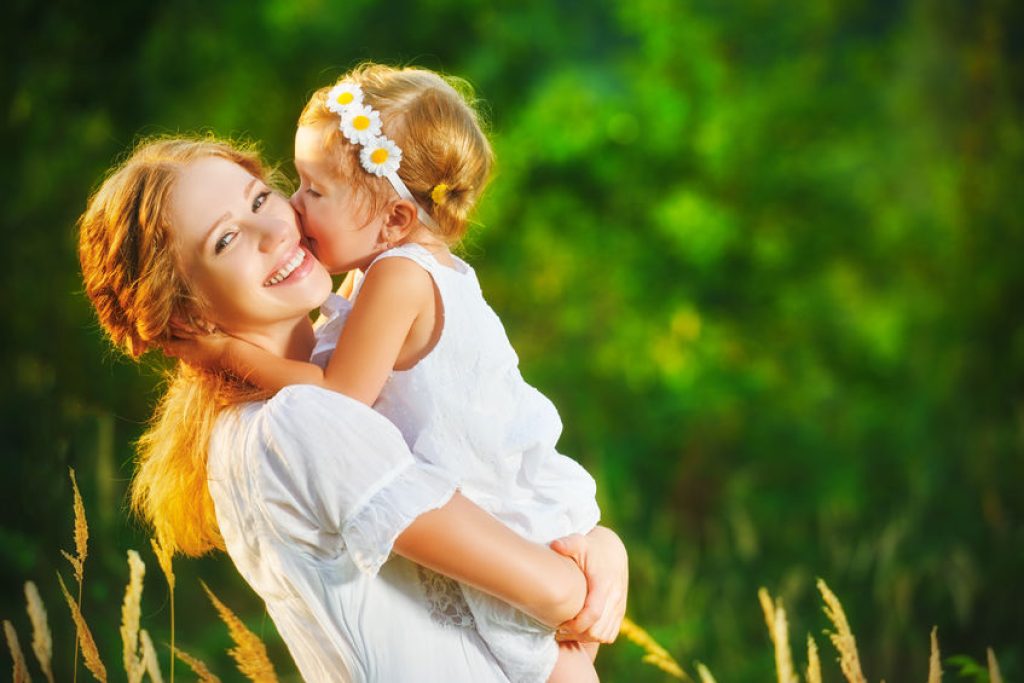 Ce bébé fait un bisou à sa maman.