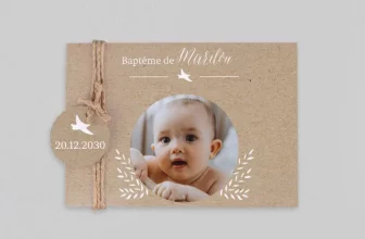 Ce faire-part de baptême fait très natureil avec son fond de couleur beige.