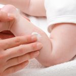 Si bébé a la peau sèche, il faut l'hydrater avec une crème.