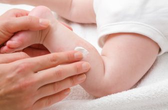 Si bébé a la peau sèche, il faut l'hydrater avec une crème.