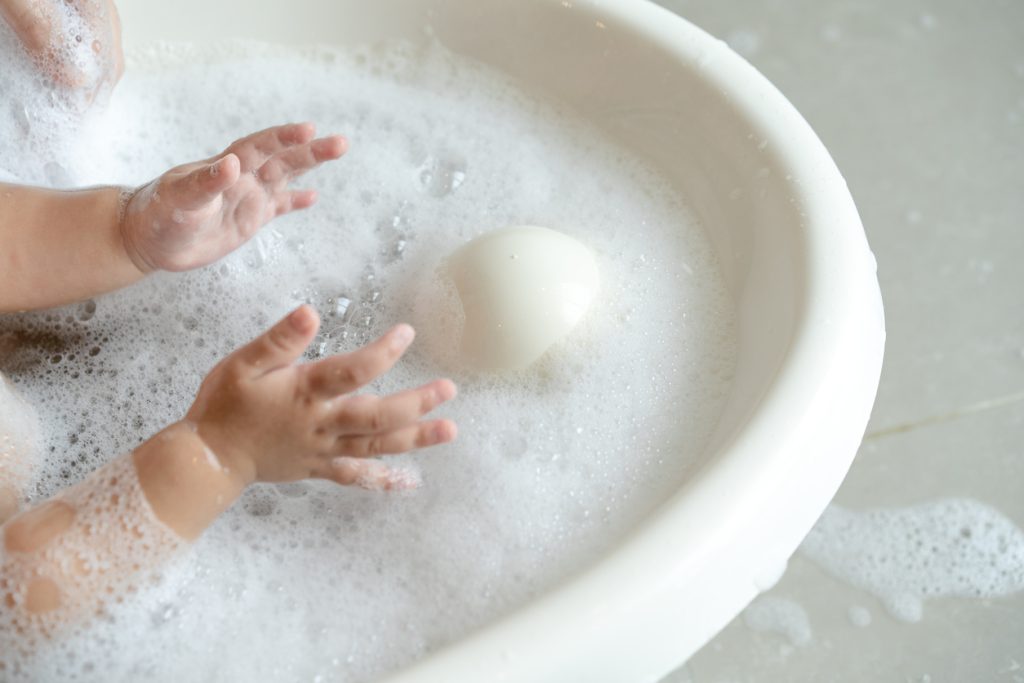 Privilégiez un savon au pH neutre pour votre bébé afin de solutionner son problème de peau sèche.