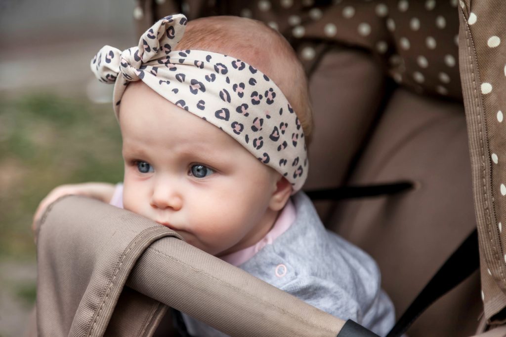 Votre bébé peut porter un accessoire mode pour compléter sa tenue comme un bandeau.