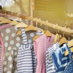 Il existe aujourd'hui un large choix de vêtements et d'accessoires pour bébé.