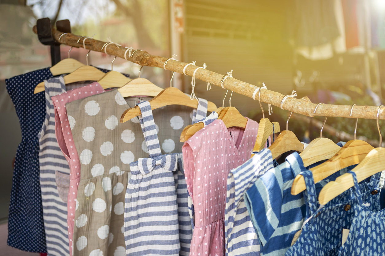 Il existe aujourd'hui un large choix de vêtements et d'accessoires pour bébé.