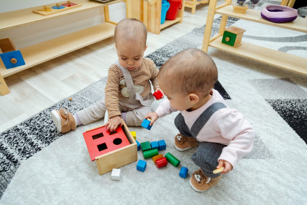 Ces enfants sont en train de jouer avec des jeux Montessori.