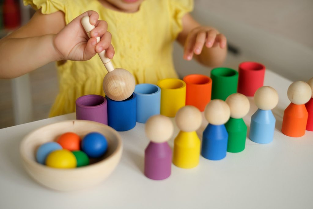 Ces jouets montessoris sont en bois.