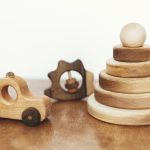 Pour choisir des jouets Montessori, tournez vous vers les jeux en bois pour bébé.