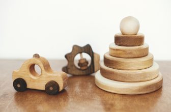 Pour choisir des jouets Montessori, tournez vous vers les jeux en bois pour bébé.
