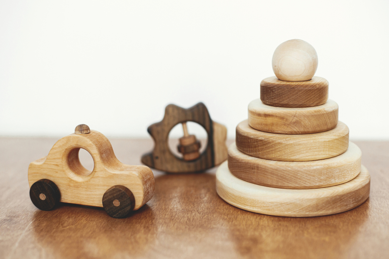 Pour choisir des jouets Montessori, tournez vous vers les jeux en bois pour bébé.