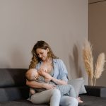 Le vêtement d'allaitement permet de donner le sein à bébé en toute intimité.