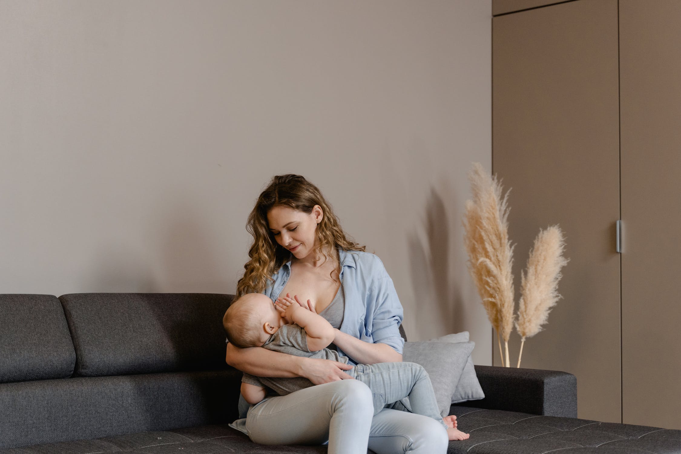 Le vêtement d'allaitement permet de donner le sein à bébé en toute intimité.