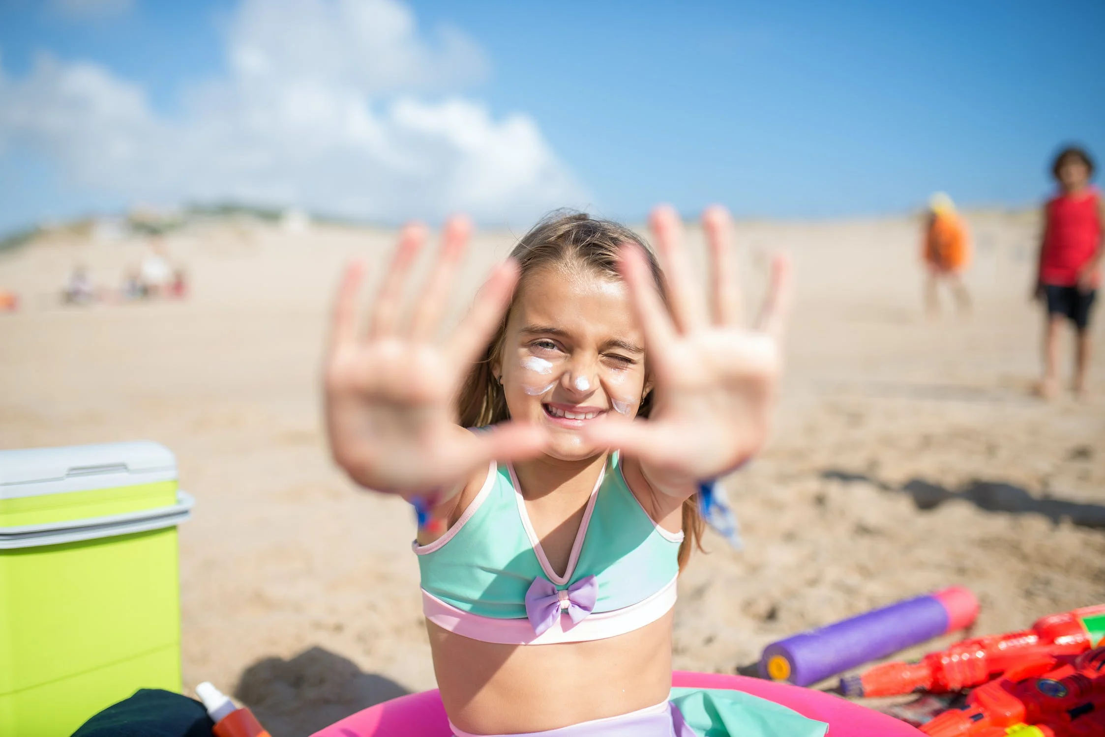 La crème solaire 50 pour enfant protège du soleil à la plage.