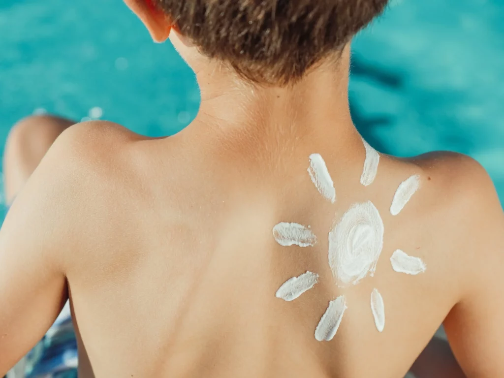 La crème solaire pour enfant doit être mise avant d'aller à la piscine.
