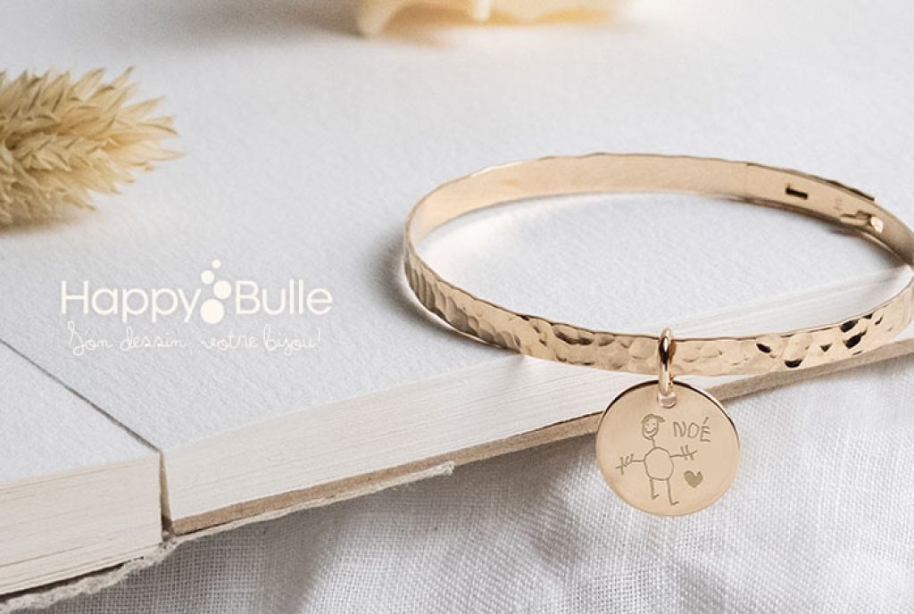 Sur Happybulle, personnalisez un bracelet avec le dessin de votre enfant.